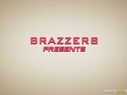 塞满巨乳女大学生的美穴