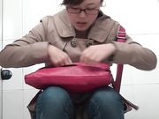 商场厕拍 这妹子下面看着有点可怕