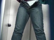 商场厕拍 妹子上厕所还要打电话