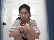 商场厕拍 妹子看起来萌萌哒