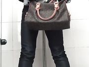 商场厕拍 萌妹子对着镜子搔首弄姿