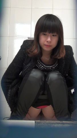 商场厕拍 小妹妹抹完还要抠一抠