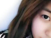 小美女床上慢慢脱掉衣服手指扣逼粉嫩逼逼很是诱惑喜欢不要错过