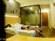 96年气质小美女中招后在酒店被眼镜男把毛刮了,举起来狂操!所有姿势都用上了!太胆大了