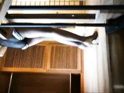 黑丝情趣装女神美女在床上玩手机不搭理小情人,最后不知男的用了什么方法不仅把她干高潮了,还爽的直骂变态!