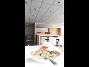 打完野战请白虎主播去餐厅吃大餐，餐厅玩露出，两人还挺能吃的