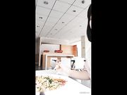 打完野战请白虎主播去餐厅吃大餐，餐厅玩露出，两人还挺能吃的