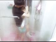 网络红人苗条美女剧情演绎家里热水器不出水叫色男邻居帮忙然后一起洗个澡激