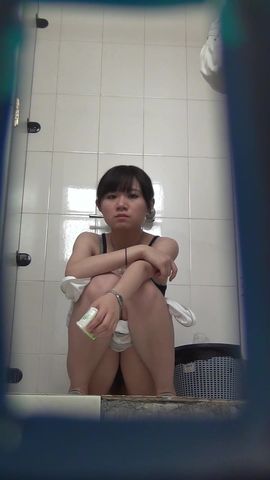 商场厕拍 眼睛大大的妹子脱了半身衣服