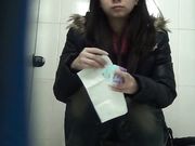 商场厕拍 妹子来大姨妈了