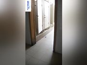 厕所跟拍 拍妹子脸的时候差点被发现