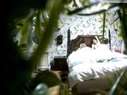 酒店偷拍年轻漂亮的小美女和聊了很久的微信网友酒店开房