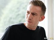 巨大的肉棒内射娇小女护士