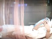 偷拍美女被操痛不让干了男友拔出鸡巴后想了下又强行草一遍