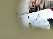 大叔把衣服还没脱的出轨少妇按倒扒光啪啪