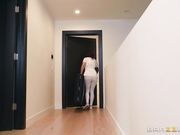 偷偷溜进客房来服务的女按摩师