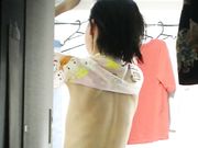 手机偷拍隔壁出租屋年轻的美女洗澡更衣