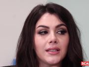 在两个好色美人的嘴里射满新鲜的精液