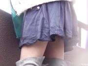 猥琐男暗拍两位美眉被发现后带到隐蔽处脱衣看逼撸射