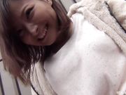 猥琐男暗拍两位美眉被发现后带到隐蔽处脱衣看逼撸射