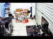 偷拍小两口打烊后关上门在门市里啪啪干的媳妇哇哇大叫