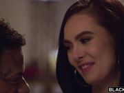 两条黑屌同时插入白嫩美人的下体真带劲