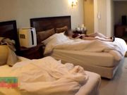 约超级奶牛野模酒店拍性感写真寒暄后把玩巨乳互舔性器