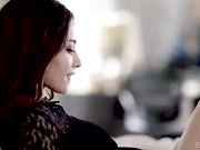 趁着女闺蜜走开黑丝美女拉上猛男去开房