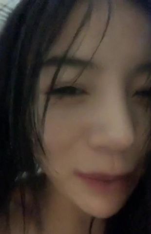 最新火遍全网的超人气网红陈丝丝玩的好嗨啊跪舔喷水爆菊好骚啊