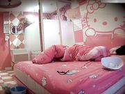 情人拿手机拍摄美女刚被操完的嫩穴照片给她看真漂亮!笑的真开心