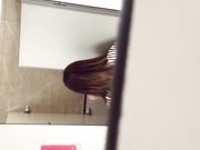 电影院厕所偷拍 妹子们长的都还挺不错