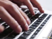 在酒店与接待员享受偷情乐趣的淫妻