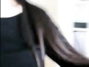 网友撩妹妹子很谨慎脱之前先探出窗看看对面是否有偷窥的