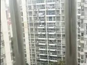 网友撩妹妹子很谨慎脱之前先探出窗看看对面是否有偷窥的