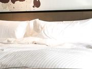 和媳妇的闺蜜酒店开房啪啪玩得正爽媳妇来短信了