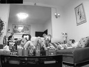 破解摄像头偷窥洗澡出来的美少妇和留着小胡子的老公在沙发啪啪