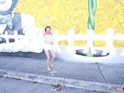 一个在泳池边吸大鸡巴的好色女孩