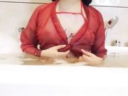 古典梅花透明肚兜浴缸内挑逗诱惑教大家剃毛毛花心粉嫩嫩