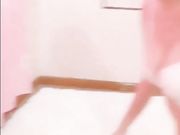 皮肤不错的美女拿着大针筒给自己灌肠最后喷了很爽的样子