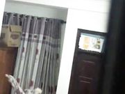 城中村出租屋偷拍附近的年轻打工妹洗澡