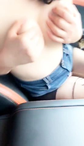 露脸玩刺激路边看着行人玩大奶肥臀口活超棒车里被草到淫叫