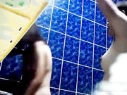 买通女室友浴室偷放摄像头偷窥两个妹子一边聊天一边洗白白