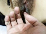 闷骚眼镜妹子穿上黑丝被男友用手指抠出水吹硬鸡巴就骑上去