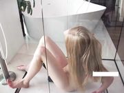 极品模特清晨裸睡起床洗漱尿尿然后振动棒自慰