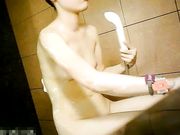 大众浴池暗藏录像机偸拍青春期白嫩漂亮小美女洗澡