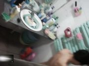 偷拍隔壁几个肌肤雪白的小姐姐洗澡