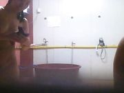 偷拍某公司女浴室女员工洗浴的场景
