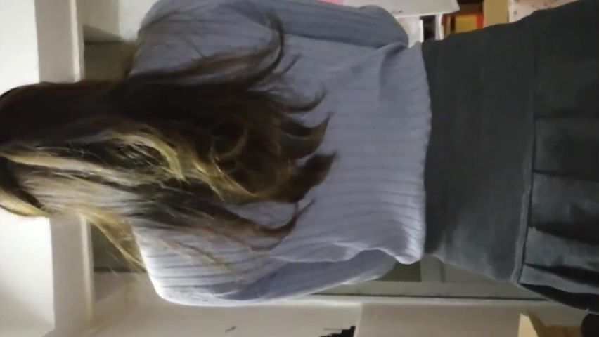 身材苗条性感乖巧妹子边吃东西边被调戏吃完饭开始又吃鸡巴