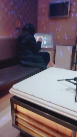 广场勾搭个妹子去KTV唱K叫来两个兄弟在沙发上轮干妹子