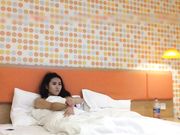 回老家祭祖晚上到当地酒店开房让她穿上情趣网衣爽一爽